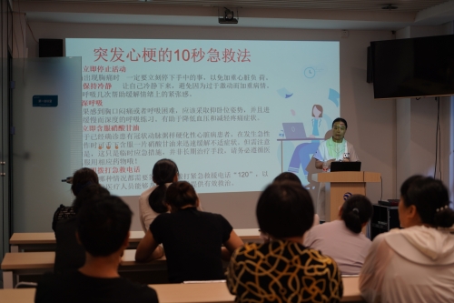河南分公司邀請健康專家舉辦“心腦血管疾病防治與健康管理”講座，醫(yī)生深入淺出地講解了夏季血壓、血糖、血脂波動的風(fēng)險因素及科學(xué)管理策略，指導(dǎo)老年人日常飲食調(diào)節(jié)、適度運動安排和規(guī)律作息的重要性，為居民筑起健康防線。